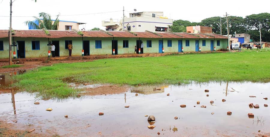 ಮಂಟೂರು ರಸ್ತೆಯ ಕೃಪಾದಾನಂ ಶಾಲೆಯ ಆವರಣದಲ್ಲಿ ನಿಂತಿರುವ ಗಟಾರದ ನೀರುಪ್ರಜಾವಾಣಿ ಚಿತ್ರಗಳು: ಈರಪ್ಪ ನಾಯ್ಕರ್