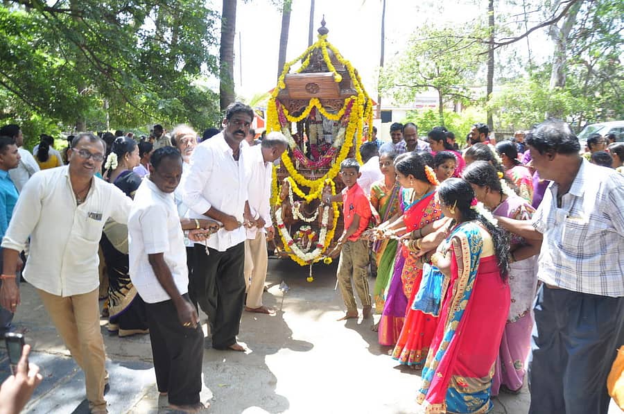 ಹೊಸಪೇಟೆಯ ಸಾಯಿಬಾಬಾ ದೇವಸ್ಥಾನದಲ್ಲಿ ಮಂಗಳವಾರ ಭಕ್ತರು ತೇರು ಎಳೆದರು