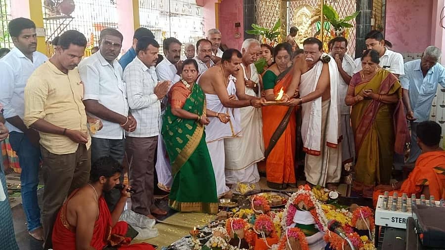 ಕೆ.ಆರ್.ಪೇಟೆ ತಾಲ್ಲೂಕಿನ ಬೂಕನಕೆರೆಯಲ್ಲಿ ಗ್ರಾಮದ ಮಗ ಬಿ.ಎಸ್.ಯಡಿಯೂರಪ್ಪ ರಾಜ್ಯದ ಮುಖ್ಯಮಂತ್ರಿಯಾಗಬೇಕು ಎಂದು ಪ್ರಾರ್ಥಿಸಿ ಅವರ ಅಭಿಮಾನಿಗಳು, ಬಿಜೆಪಿ ಮುಖಂಡರು ವಿಶೇಷ ಪೂಜೆ ಸಲ್ಲಿಸಿದರು