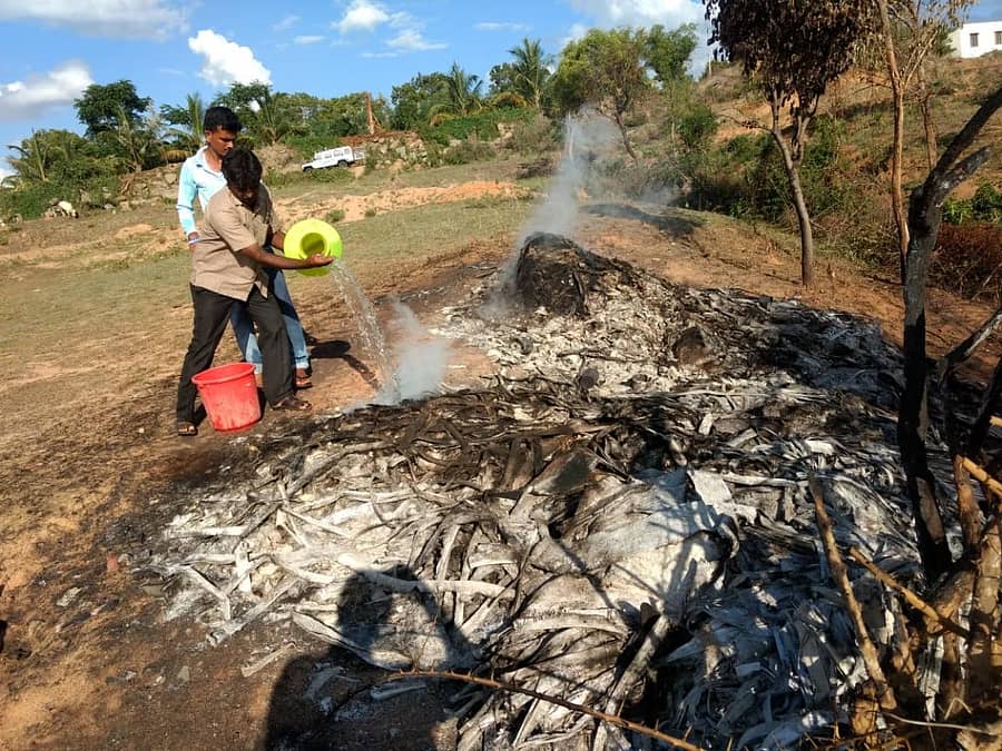 ಮಾಗಡಿ ತಾಲ್ಲೂಕಿನ ದುಡುಪನಹಳ್ಳಿ ಗೇಟ್ ಬಳಿ ಸರ್ಕಾರಿ ಪ್ರೌಢಶಾಲೆಯ ಎದುರು ತ್ಯಾಜ್ಯ ಸುರಿದಿದ್ದು, ಸ್ಥಳೀಯರು ನೀರು ಸುರಿದು ನಂದಿಸುತ್ತಿದ್ದಾರೆ
