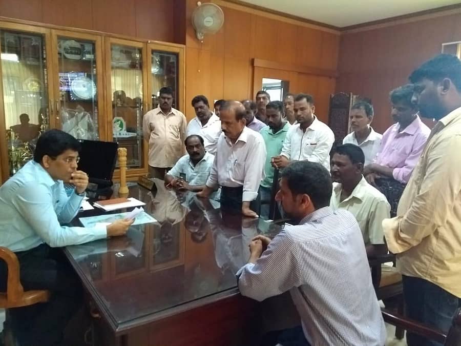 ಉತ್ತರ ಕನ್ನಡ ಜಿಲ್ಲಾ ಮೀನುಗಾರರ ವೇದಿಕೆಯಿಂದ ಜಿಲ್ಲಾಧಿಕಾರಿ ಡಾ.ಕೆ.ಹರೀಶಕುಮಾರ್ ಅವರಿಗೆ ಮಂಗಳವಾರ ಮನವಿ ಸಲ್ಲಿಸಲಾಯಿತು