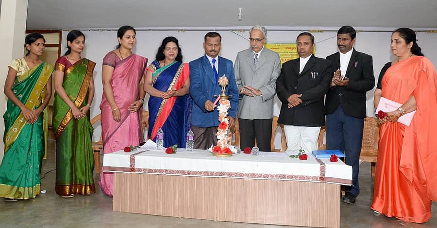 ದಾವಣಗೆರೆಯ ಕುಂದುವಾಡದಲ್ಲಿರುವ ರಶ್ಮಿ ಬಾಲಕಿಯರ ಉಚಿತ ವಸತಿಯುತ ಪ್ರಾಥಮಿಕ ಮತ್ತು ಪ್ರೌಢಶಾಲೆಯಲ್ಲಿ ಜಿಲ್ಲಾ ಕಾನೂನು ಸೇವಾ ಪ್ರಾಧಿಕಾರ ಆಯೋಜಿಸಿದ್ದ ಸಾಮಾನ್ಯ ಕಾನೂನು ಕುರಿತು ಅರಿವು – ನೆರವು ಕಾರ್ಯಕ್ರಮವನ್ನು ಹಿರಿಯ ಸಿವಿಲ್ ನ್ಯಾಯಾಧೀಶರಾದ ಪ್ರಭು ಎನ್. ಬಡಿಗೇರ್ ಉದ್ಘಾಟಿಸಿದರು. ಮೈತ್ರಿ ಉಜ್ವಲ ಕೇಂದ್ರ ಯೋಜನಾ ನಿರ್ದೇಶಕಿ ಜಿ.ಎಂ.ರೂಪಾ, ಉಪನ್ಯಾಸಕಿ ಸುಮತಿ ಜಯಪ್ಪ, ಜಿಲ್ಲಾ ವಕೀಲರ ಸಂಘದ ಅಧ್ಯಕ್ಷ ಎನ್.ಟಿ. ಮಂಜುನಾಥ್, ರಾಜ್ಯ ಕಾನೂನು ಪ್ರಾಧಿಕಾರದ ಸದಸ್ಯ ಎಲ್.ಎಚ್. ಅರುಣಕುಮಾರ್, ಕೆ ಎನ್ ಏಕಾಂತಪ್ಪ, ಜಿಲ್ಲಾ ಮಕ್ಕಳ ಕಲ್ಯಾಣ ಸಮಿತಿ ಸದಸ್ಯೆ ಹಮೀರಾಭಾನು ಇದ್ದಾರೆ –ಪ್ರಜಾವಾಣಿ ಚಿತ್ರ