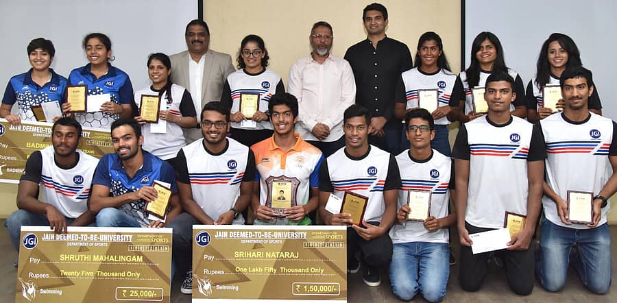 ಜೈನ್ ಸಮೂಹ ಸಂಸ್ಥೆ ಮಂಗಳವಾರ ಆಯೋಜಿಸಿದ್ದ ವಾರ್ಷಿಕ ಕ್ರೀಡಾ ಪ್ರಶಸ್ತಿ ಪ್ರದಾನ ಸಮಾರಂಭದಲ್ಲಿ ನಗದು ಬಹುಮಾನ ಪಡೆದ ಅಥ್ಲೀಟ್ಗಳ ಖುಷಿಯ ಕ್ಷಣ (ನಿಂತವರು; ಎಡದಿಂದ) ಶಿಖಾ ಗೌತಮ್, ಅಶ್ವಿನಿ ಭಟ್, ಅಪೇಕ್ಷಾ ನಾಯಕ್, ಯು.ವಿ.ಶಂಕರ್ (ಕ್ರೀಡಾ ಶಿಕ್ಷಣ ನಿರ್ದೇಶಕ), ಧೃತಿ ಮುರಳೀಧರ್, ಚೆನ್ರಾಜ್ ರಾಯಚಂದ್ (ಜೈನ್ ಸಮೂಹ ಸಂಸ್ಥೆಯ ಅಧ್ಯಕ್ಷರು), ಅನೂಪ್ ಶ್ರೀಧರ್, ರಿಯಾ ಸಿಂಗ್, ದೀಕ್ಷಾ ರಮೇಶ್ ಮತ್ತು ವಿ.ಕೆ.ಆರ್.ಮೀನಾಕ್ಷಿ. (ಕುಳಿತವರು; ಎಡದಿಂದ) ಎಸ್.ಪಿ.ಲಿಖಿತ್, ರಕ್ಷಿತ್ ಶೆಟ್ಟಿ, ರಾಹುಲ್ ಮೋಹನ್, ಶ್ರೀಹರಿ ನಟರಾಜ್, ಡಿ.ಎಸ್.ಪೃಥ್ವಿಕ್, ಎಸ್.ಶಿವ, ಪಿ.ಚಂದ್ರು ಮತ್ತು ಎಂ.ಪೃಥ್ವಿ –ಪ್ರಜಾವಾಣಿ ಚಿತ್ರ