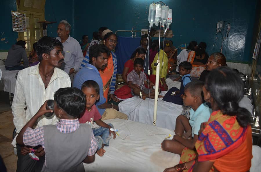 ಅಸ್ವಸ್ಥರಾದ ಹೊಸ ವಂಟಮೂರಿ ಪ್ರಾಥಮಿಕ ಶಾಲೆಯ ಮಕ್ಕಳಿಗೆ ಜಿಲ್ಲಾಸ್ಪತ್ರೆಯಲ್ಲಿ ಚಿಕಿತ್ಸೆ ನೀಡಲಾಯಿತು