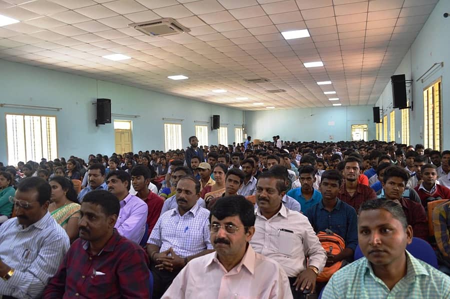 ಹಾಸನ ಸರ್ಕಾರಿ ಕಲಾ ಕಾಲೇಜಿನಲ್ಲಿ ಏರ್ಪಡಿಸಿದ್ದ ಅಭಿವಿನ್ಯಾಸ ಕಾರ್ಯಕ್ರಮದಲ್ಲಿ ಪಾಲ್ಗೊಂಡಿದ್ದ ವಿದ್ಯಾರ್ಥಿಗಳು.