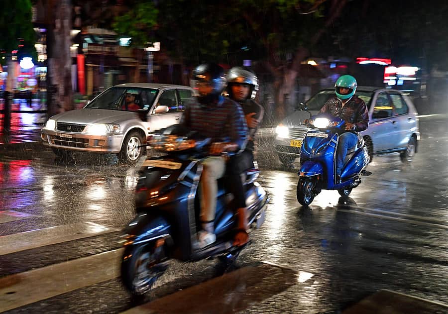 ನಗರದಲ್ಲಿ ರಾತ್ರಿ ಸುರಿದ ಮಳೆಯಲ್ಲಿ ಬೈಕ್ ಸವಾರರು ಸಾಗಿದರು –ಪ್ರಜಾವಾಣಿ ಚಿತ್ರ