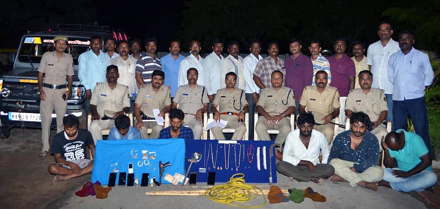 ರಾಯಚೂರಿನ ಪೊಲೀಸರ ತಂಡವು ಕಾರ್ಯಾಚರಣೆ ನಡೆಸಿ ಮನೆಗಳ್ಳತನ ಮಾಡುತ್ತಿದ್ದ ಆರು ಮಂದಿ ಕಳ್ಳರನ್ನು ಬಂಧಿಸಿ, ಅವರಿಂದ ಆಭರಣಗಳು ಮತ್ತು ವಾಹನವನ್ನು ಜಪ್ತಿ ಮಾಡಿಕೊಂಡಿದೆ