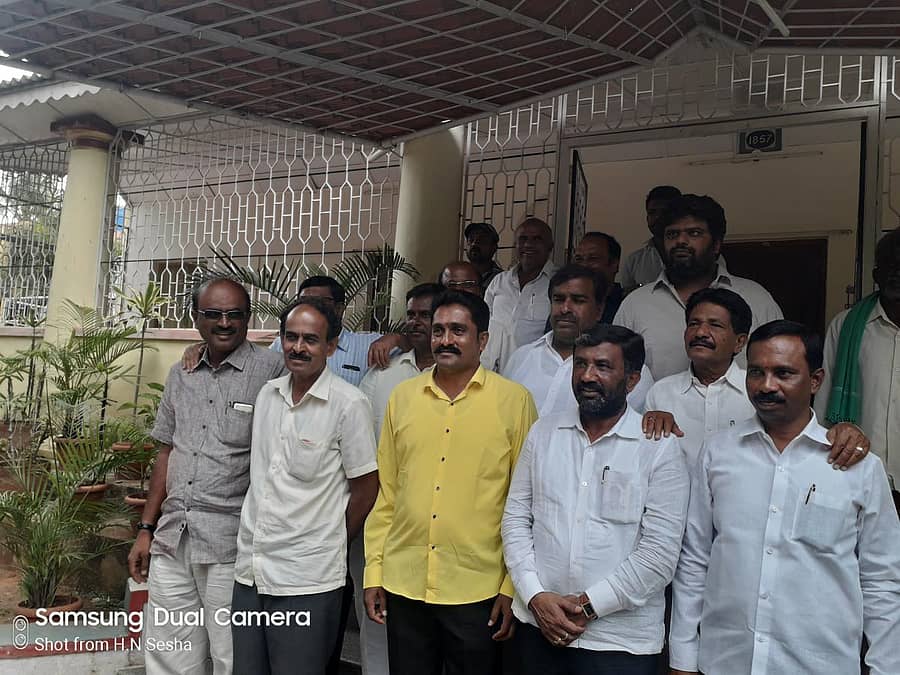 ಹೊಸಕೋಟೆಯಲ್ಲಿ ಸಭೆ ಸೇರಿದ್ದ ಕಾಂಗ್ರೆಸ್ ಕಾರ್ಯಕರ್ತರು ಸಚಿವ ಎಂ.ಟಿ.ಬಿ. ನಾಗರಾಜ್ ರಾಜೀನಾಮೆಯನ್ನು ವಾಪಸ್ ಪಡೆಯುವಂತೆ ಆಗ್ರಹಿಸಿದರು