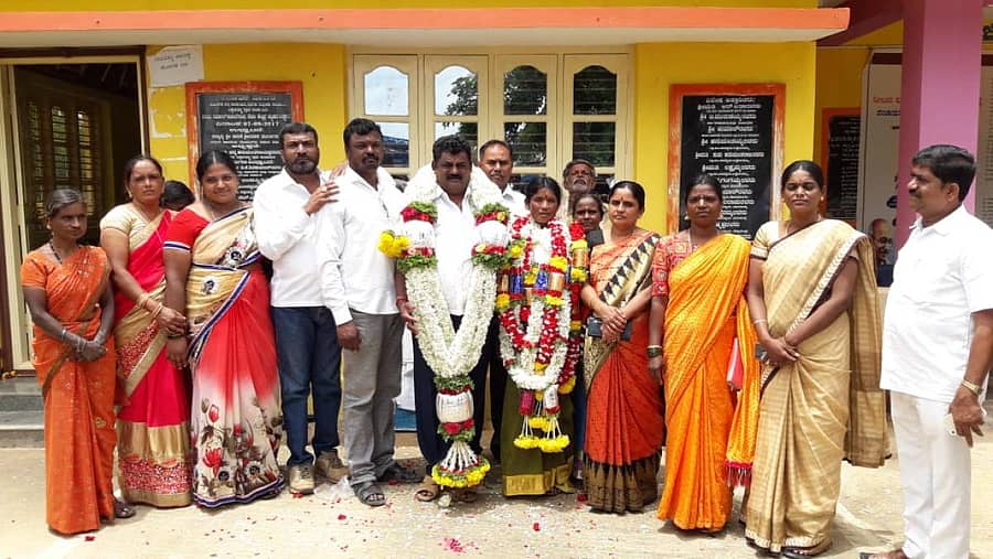 ಮಾಗಡಿ ತಾಲ್ಲೂಕಿನ ಲಕ್ಕೇನಹಳ್ಳಿ ಗ್ರಾಮ ಪಂಚಾಯಿತಿ ಅಧ್ಯಕ್ಷ ಚನ್ನಗಂಗಯ್ಯ ಅವರನ್ನು ಸದಸ್ಯರು ಅಭಿನಂದಿಸಿದರು