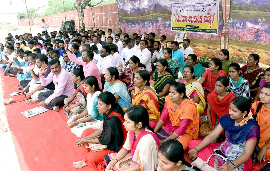 ರಾಯಚೂರು ಜಿಲ್ಲೆಯ ಗ್ರಾಮ ಲೆಕ್ಕಾಧಿಕಾರಿಗಳು ವಿವಿಧ ಬೇಡಿಕೆಗಳನ್ನು ಈಡೇರಿಸುವಂತೆ ಒತ್ತಾಯಿಸಿ ಜಿಲ್ಲಾಧಿಕಾರಿ ಕಚೇರಿ ಎದುರು ಟಿಪ್ಪು ಸುಲ್ತಾನ ಉದ್ಯಾನದಲ್ಲಿ ಬುಧವಾರ ಪ್ರತಿಭಟನೆ ನಡೆಸಿದರು