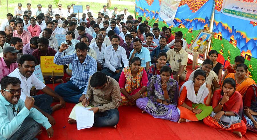 ಗ್ರಾಮ ಲೆಕ್ಕಾಧಿಕಾರಿಗಳ ಮುಂಬಡ್ತಿಯಲ್ಲಿ ಉಂಟಾಗುತ್ತಿರುವ ಅನ್ಯಾಯ ಸರಿಪಡಿಸುವಂತೆ ಆಗ್ರಹಿಸಿ ಗ್ರಾಮ ಲೆಕ್ಕಾಧಿಕಾರಿಗಳ ಸಂಘದ ಪದಾಧಿಕಾರಿಗಳು ಬುಧವಾರ ಯಾದಗಿರಿ ಜಿಲ್ಲಾಧಿಕಾರಿ ಕಚೇರಿ ಎದುರು ಪ್ರತಿಭಟನೆ ನಡೆಸಿದರು