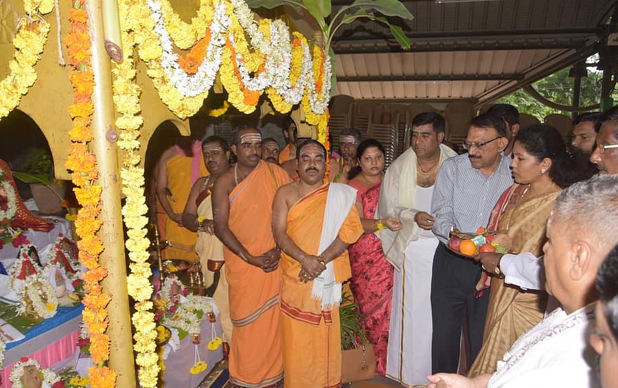 ಶಿವಮೊಗ್ಗದಲ್ಲಿ ಬುಧವಾರ ಜಿಲ್ಲಾ ಅರ್ಚಕರು ಬಿ.ಎಸ್. ಯಡಿಯೂರಪ್ಪ ಮುಖ್ಯಮಂತ್ರಿ ಸ್ಥಾನ ಅಲಂಕರಿಸಲು ಪ್ರಾರ್ಥಿಸಿ ವಿಶೇಷ ಪೂಜೆ ನೆರವೇರಿಸಿದರು.