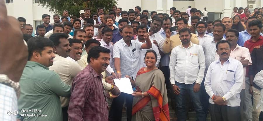 ಬೇಡಿಕೆಗಳನ್ನು ಈಡೇರಿಸುವಂತೆ ಒತ್ತಾಯಿಸಿ ಜಿಲ್ಲಾ ಗ್ರಾಮ ಲೆಕ್ಕಿಗರ ಸಂಘದ ಸದಸ್ಯರು ಕೋಲಾರ ಜಿಲ್ಲಾಡಳಿತ ಭವನದ ಎದುರು ಬುಧುವಾರ ಧರಣಿ ನಡೆಸಿ, ಹೆಚ್ಚುವರಿ ಜಿಲ್ಲಾಧಿಕಾರಿ ಎಚ್.ಪುಷ್ಪಲತಾ ಅವರಿಗೆ ಮನವಿ ಸಲ್ಲಿಸಿದರು.