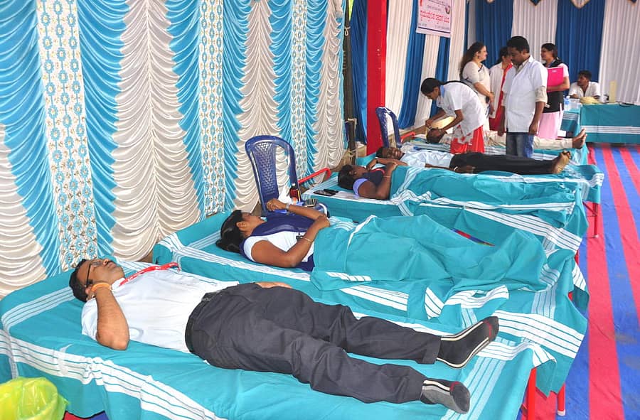 ಶಿಬಿರದಲ್ಲಿ ರಕ್ತದಾನ ಮಾಡುತ್ತಿರುವುದು–ಪ್ರಜಾವಾಣಿ ಚಿತ್ರ