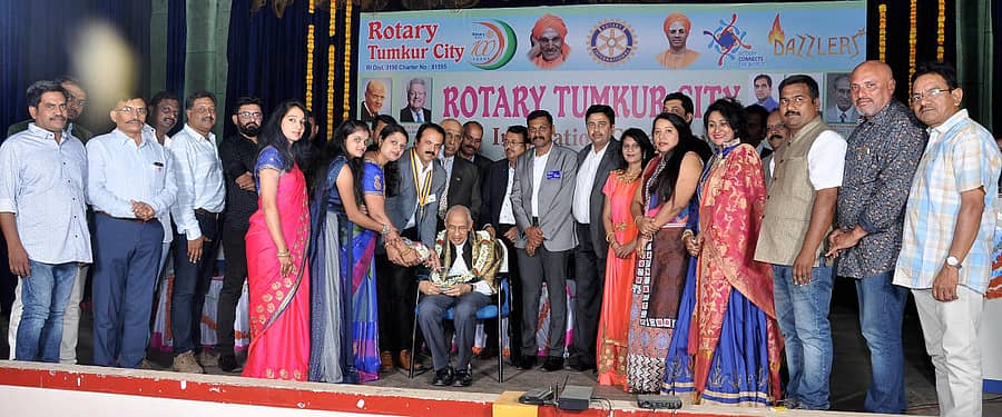 ರೋಟರಿ ತುಮಕೂರು ಸಿಟಿ ಘಟಕದ ನೂತನ ಪದಾಧಿಕಾರಿಗಳ ಅಧಿಕಾರ ಸ್ವೀಕಾರ ಸಮಾರಂಭದಲ್ಲಿ ಎಸ್ಐಟಿ ಕಾಲೇಜಿನ ನಿರ್ದೇಶಕ ಡಾ.ಎಂ.ಎನ್.ಚನ್ನಬಸಪ್ಪ ಅವರಿಗೆ ‘ವಿಶೇಷ ಗೌರವ ಪ್ರಶಸ್ತಿ’ ಪ್ರದಾನ ಮಾಡಲಾಯಿತು. ಎಚ್.ಕೆ.ವಿ.ರೆಡ್ಡಿ, ವಿ.ಎಸ್.ಕೆ.ಸ್ವಾಮಿ, ಜಯಪ್ಪ, ಪ್ರವೀಣ್ ಷಾ, ಸುರೇಂದ್ರ ಷಾ, ಕೆ.ಜಿ.ಶಿವಕುಮಾರ್ ಇದ್ದರು