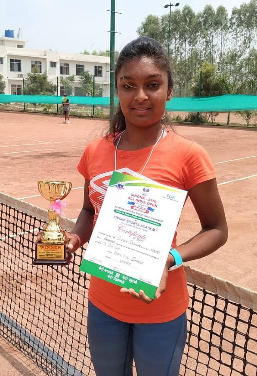 ಪ್ರಶಸ್ತಿಯೊಂದಿಗೆ ಸಂಭ್ರಮಿಸಿದ ಸುರಭಿ ಶ್ರೀನಿವಾಸ್