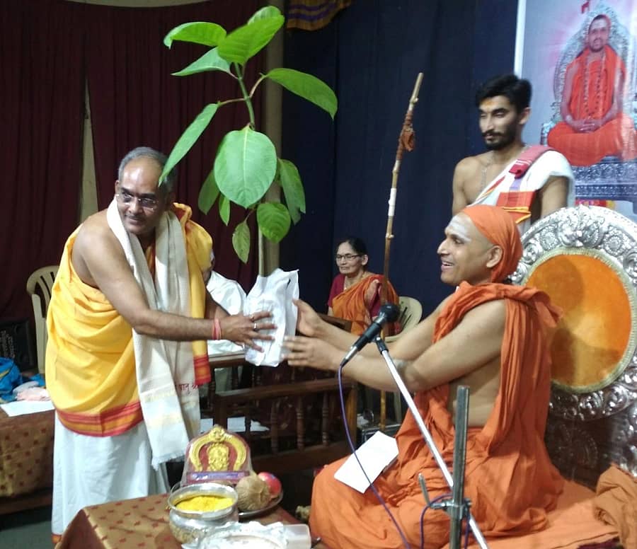 ಅಶೋಕ ಲೈಲೆಂಡ್ ಉಪಾಧ್ಯಕ್ಷ ನರಸಿಂಹ ಹೆಗಡೆ ಬಾಳೆಗದ್ದೆ ಅವರಿಗೆ ಚಾತುರ್ಮಾಸ್ಯ ಸಂದರ್ಭದಲ್ಲಿ ಪ್ರಥಮ ವೃಕ್ಷ ಮಂತ್ರಾಕ್ಷತೆಯನ್ನು ಶ್ರೀಗಳು ನೀಡಿದರು