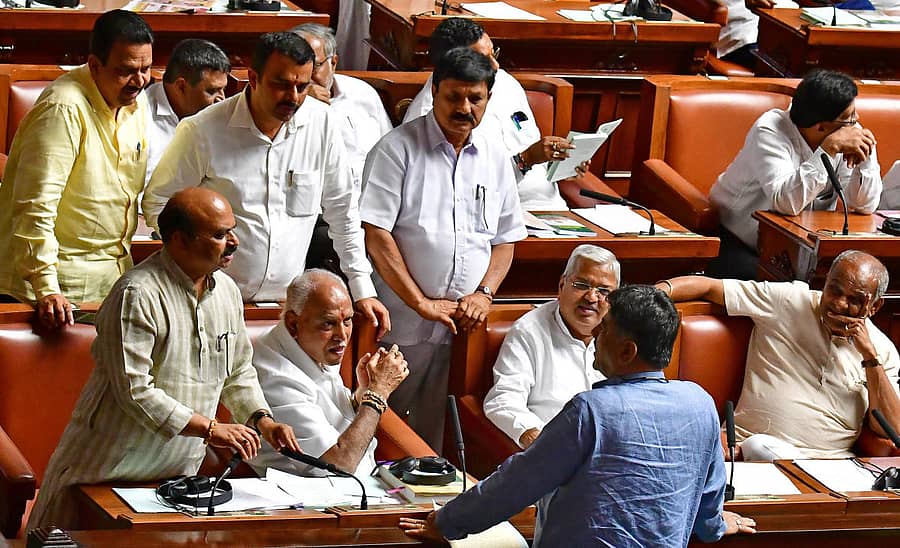 ಬಿಜೆಪಿ ಸದಸ್ಯರೊಂದಿಗೆ ಡಿ.ಕೆ.ಶಿವಕುಮಾರ್ ಹರಟಿದರು.