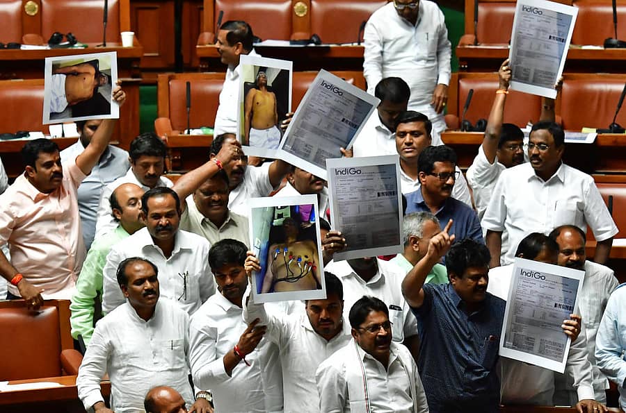 ನಾಪತ್ತೆಯಾಗಿರುವ ಕಾಂಗ್ರೆಸ್ ಶಾಸಕ ಶ್ರೀಮಂತ ಪಾಟೇಲ್ ಅವರ ಭಾವಚಿತ್ರ ಪ್ರದರ್ಶಿಸಿದ ಕಾಂಗ್ರೆಸ್ ಸದಸ್ಯರು ಬಿಜೆಪಿ ವಿರುದ್ಧ ಪ್ರತಿಭಟನೆ ನಡೆಸಿದರು –ಪ್ರಜಾವಾಣಿ ಚಿತ್ರ