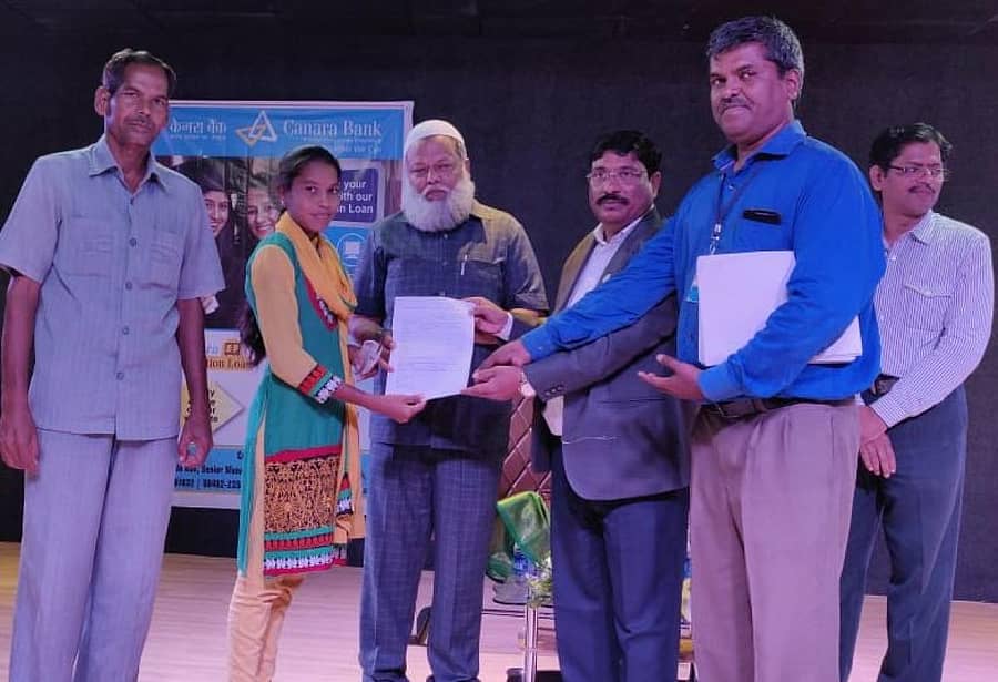 ಬೀದರ್‌ನ ಶಾಹೀನ್ ಪದವಿಪೂರ್ವ ವಿಜ್ಞಾನ ಕಾಲೇಜಿನಲ್ಲಿ ಕೆನರಾ ಬ್ಯಾಂಕ್‌ ವತಿಯಿಂದ ಶುಕ್ರವಾರ ನಡೆದ ಶೈಕ್ಷಣಿಕ ಸಾಲ ಅರಿವು ಕಾರ್ಯಕ್ರಮದಲ್ಲಿ ಬೀದರ್‌ ಸರ್ಕಾರಿ ವೈದ್ಯಕೀಯ ಕಾಲೇಜಿನಲ್ಲಿ ಸೀಟು ಗಳಿಸಿದ ಪ್ರಿಯಾ ವಿಶ್ವನಾಥ ಅವರಿಗೆ ಬ್ಯಾಂಕ್ ಕಲಬುರ್ಗಿ ಪ್ರಾದೇಶಿಕ ಕಚೇರಿಯ ಸಹಾಯಕ ಮಹಾ ಪ್ರಬಂಧಕ ಎಚ್.ಕೆ. ಗಂಗಾಧರ ಸಾಲದ ಅರ್ಜಿ ವಿತರಿಸಿದರು. ಅಬ್ದುಲ್ ಖದೀರ್, ಬಸವರಾಜ ಕೋಳಿ, ವಿಜಯ ಕುಲಕರ್ಣಿ ಇದ್ದರು