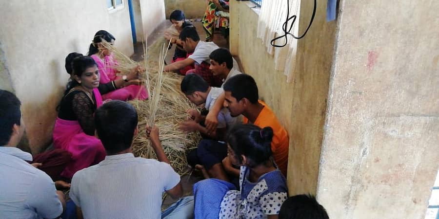 ಭಟ್ಕಳದ ಕೋಕ್ತಿನಗರದಲ್ಲಿ ಇರುವ ಸ್ನೇಹ ವಿಶೇಷ ಶಾಲೆಯಲ್ಲಿ ಅಣಬೆ ಕೃಷಿ ಮಾಡಲು ತಯಾರಿ ನಡೆಸುತ್ತಿರುವ ಮಕ್ಕಳು ಹಾಗೂ ಶಿಕ್ಷಕರು