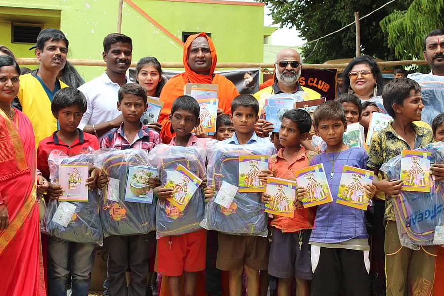 ವಿದ್ಯಾರ್ಥಿಗಳಿಗೆ ನೋಟ್‌ ಪುಸ್ತಕ ವಿತರಣೆ