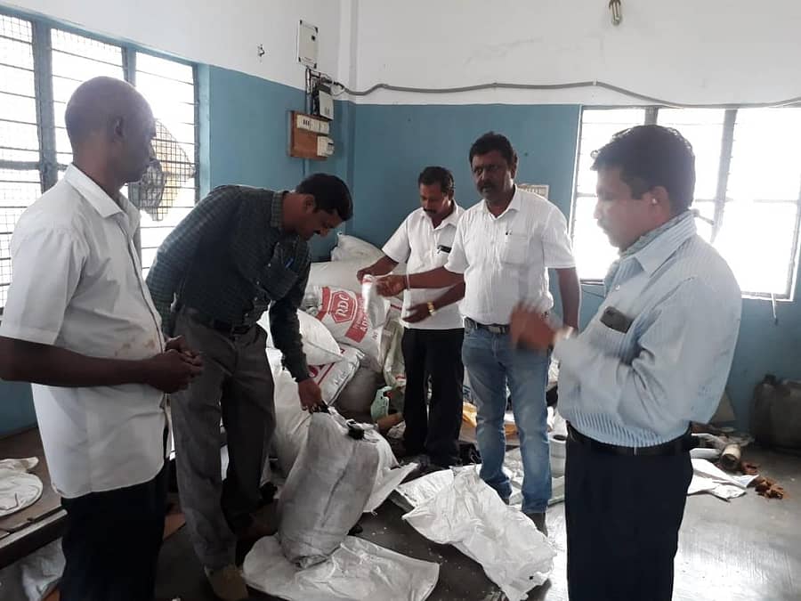 ಮಾರ್ಕಂಡೇಯ ನಗರದಲ್ಲಿ ಪ್ಲಾಸ್ಟಿಕ್ ಕವರ್ ತಯಾರಿಸುತ್ತಿದ್ದ ಕಾರ್ಖಾನೆ ಮೇಲೆ ಶುಕ್ರವಾರ ದಾಳಿ ನಡೆಸಿದ ಬಿಬಿಎಂಪಿ ಅಧಿಕಾರಿಗಳು ಪರಿಶೀಲನೆ ನಡೆಸಿದರು