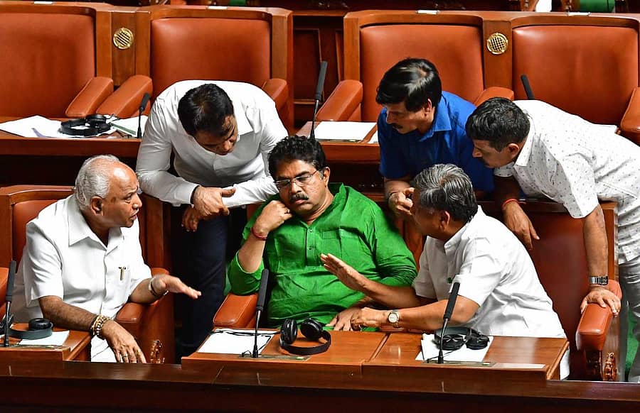 ಚರ್ಚೆಯಲ್ಲಿ ತೊಡಗಿದ್ದ ಯಡಿಯೂರಪ್ಪ, ಅಶ್ವತ್ಥನಾರಾಯಣ, ಆರ್. ಅಶೋಕ್, ಎಸ್.ಎ. ರಾಮದಾಸ್, ಜಗದೀಶ ಶೆಟ್ಟರ್, ಅಪ್ಪಚ್ಚು ರಂಜನ್ –ಪ್ರಜಾವಾಣಿ ಚಿತ್ರ