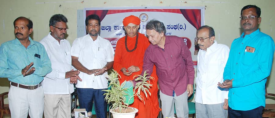 ಚಿತ್ರದುರ್ಗದಲ್ಲಿ ಶನಿವಾರ ನಡೆದ ಪತ್ರಿಕಾ ದಿನಾಚರಣೆ ಕಾರ್ಯಕ್ರಮವನ್ನು ಸಾಹಿತಿ ಡಾ.ಬರಗೂರು ರಾಮಚಂದ್ರಪ್ಪ ಉದ್ಘಾಟಿಸಿದರು. ಮುರುಘಾಮಠದ ಶಿವಮೂರ್ತಿ ಮುರುಘಾ ಶರಣರು ಇದ್ದರು.