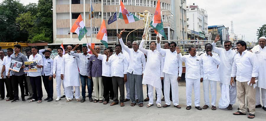 ರಾಯಚೂರಿನಲ್ಲಿ ಶನಿವಾರ ಜಿಲ್ಲಾ ಕಾಂಗ್ರೆಸ್ ಸಮಿತಿ ನೇತೃತ್ವದಲ್ಲಿ ಸದಸ್ಯರು ಕಾಂಗ್ರೆಸ್ ನಾಯಕಿ ಪ್ರಿಯಾಂಕ ಗಾಂಧಿ ಬಂಧನ ಖಂಡಿಸಿ ಪ್ರತಿಭಟನೆ ನಡೆಸಿದರು