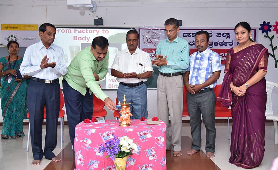 ದಾವಣಗೆರೆಯ ಸೋಮೇಶ್ವರ ವಿದ್ಯಾಲಯದಲ್ಲಿ ಪತ್ರಿಕಾ ದಿನಾಚರಣೆ ಅಂಗವಾಗಿ ಶನಿವಾರ ನಡೆದ ಉಪನ್ಯಾಸ ಕಾರ್ಯಕ್ರಮವನ್ನು ವಿದ್ಯಾಲಯದ ಗೌರವ ಕಾರ್ಯದರ್ಶಿ ಕೆ.ಎಂ. ಸುರೇಶ್ ಉದ್ಘಾಟಿಸಿದರು. ಹಿರಿಯ ಪತ್ರಕರ್ತ ಬಾ.ಮ. ಬಸವರಾಜಯ್ಯ, ಜಿಲ್ಲಾ ಕಾರ್ಯನಿರತ ಪತ್ರಕರ್ತರ ಸಂಘದ ಅಧ್ಯಕ್ಷ ವೀರಪ್ಪ ಎಂ. ಭಾವಿ, ಡಾ.ಶ್ರೀಶೈಲ ಎಂ. ಬದಾಮಿ ಇದ್ದರು.