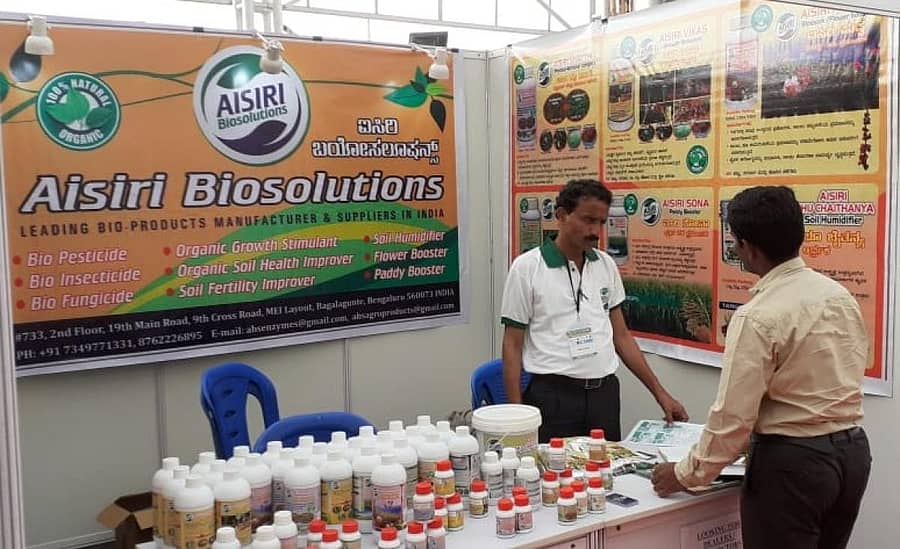 ಆಸಕ್ತರೊಬ್ಬರು ಐಸಿರಿ ಉತ್ಪನ್ನಗಳ ಕುರಿತು ಮಾಹಿತಿ ಪಡೆದರು