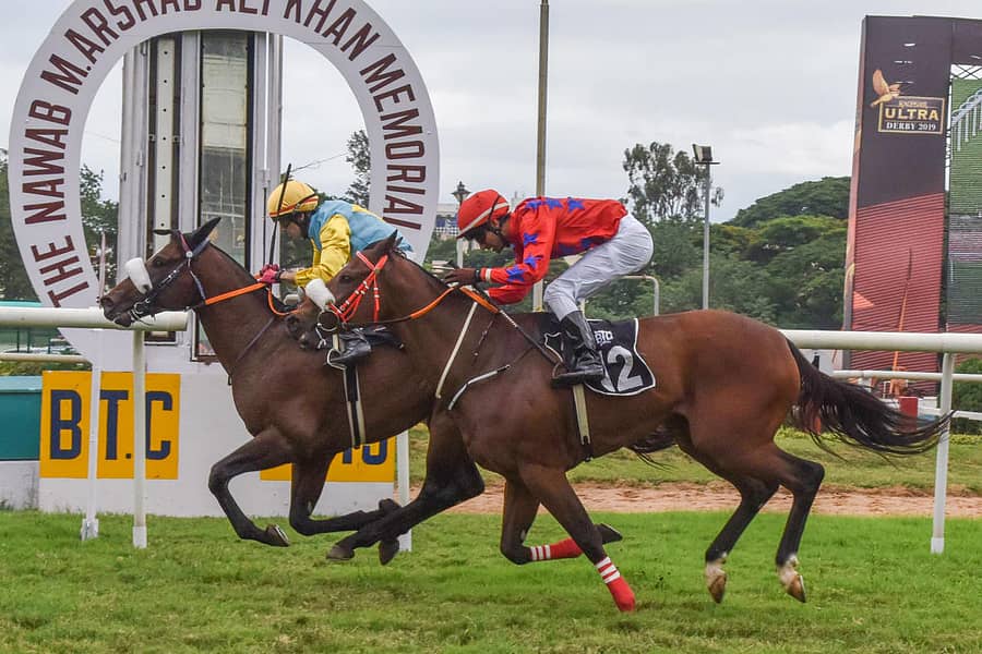 ಕೆ.ಎನ್‌.ಗುರುಸ್ವಾಮಿ ಮೆಮೋರಿಯಲ್ ಟ್ರೋಫಿಗಾಗಿ ಶನಿವಾರ ನಡೆದ ರೇಸ್‌ನಲ್ಲಿ ಸೈಕಿಕ್ ಫೋರ್ಸ್‌ ಕುದುರೆಯನ್ನು ಮುನ್ನಡೆಸಿದ ಜಾಕಿ ಎಸ್‌.ಜರ್ವಾನ್‌ ಗುರಿ ದಾಟಿದ ಕ್ಷಣ –ಪ್ರಜಾವಾಣಿ ಚಿತ್ರ/ಎಸ್‌.ಕೆ.ದಿನೇಶ್