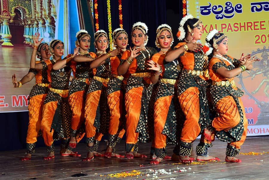 ಚನ್ನಪಟ್ಟಣ ಕಲ್ಪಶ್ರೀ ಪರ್ ಫಾರ್ಮಿಂಗ್ ಆರ್ಟ್ ಸೆಂಟರ್ ಟ್ರಸ್ಟ್ ನ ಕಲಾವಿದರು ನೃತ್ಯ ನಡೆಸಿಕೊಟ್ಟರು