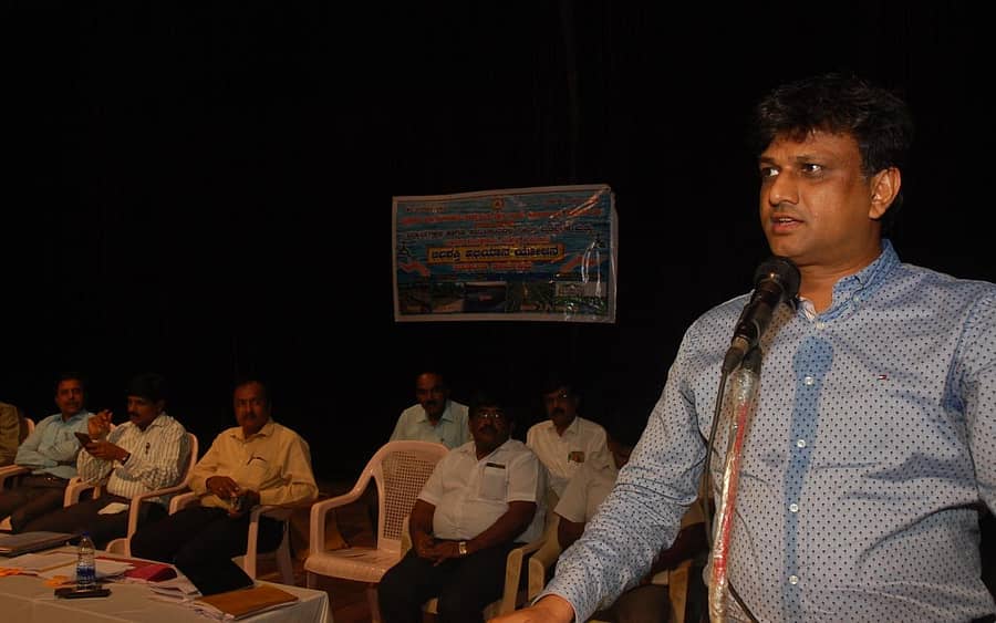 ಕೋಲಾರದಲ್ಲಿ ಶನಿವಾರ ನಡೆದ ಪ್ರೌಢ ಶಾಲಾ ಮುಖ್ಯ ಶಿಕ್ಷಕರ ಸಭೆಯಲ್ಲಿ ಜಿಲ್ಲಾಧಿಕಾರಿ ಜೆ.ಮಂಜುನಾಥ್ ಮಾತನಾಡಿದರು.