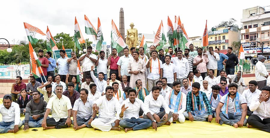 ಮೈಸೂರಿನ ಗಾಂಧಿವೃತ್ತದಲ್ಲಿ ಶನಿವಾರ ಎಐಸಿಸಿ ಪ್ರಧಾನ ಕಾರ್ಯದರ್ಶಿ ಪ್ರಿಯಾಂಕ ಗಾಂಧಿ ಬಂಧನ ಖಂಡಿಸಿ ಹಾಗೂ ರಾಜ್ಯಪಾಲ ವಜುಭಾಯಿ ವಾಲಾ ನಡೆ ವಿರೋಧಿಸಿ ಕಾಂಗ್ರೆಸ್ ಮುಖಂಡರು ಪ್ರತಿಭಟಿಸಿದರು