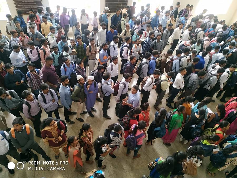 ಉದ್ಯೋಗ ಮೇಳದಲ್ಲಿ ಸಂದರ್ಶನಕ್ಕಾಗಿ ಸಾಲುಗಟ್ಟಿ ನಿಂತ ಅಭ್ಯರ್ಥಿಗಳು