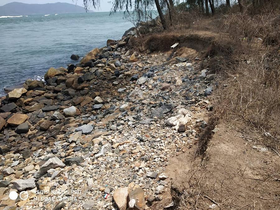 ಕಾರವಾರದ ದೇವಭಾಗ ಕಡಲತೀರದಲ್ಲಿ ಕಡಲ್ಕೊರೆತದಿಂದ ಹಾನಿಯಾಗಿರುವುದು.