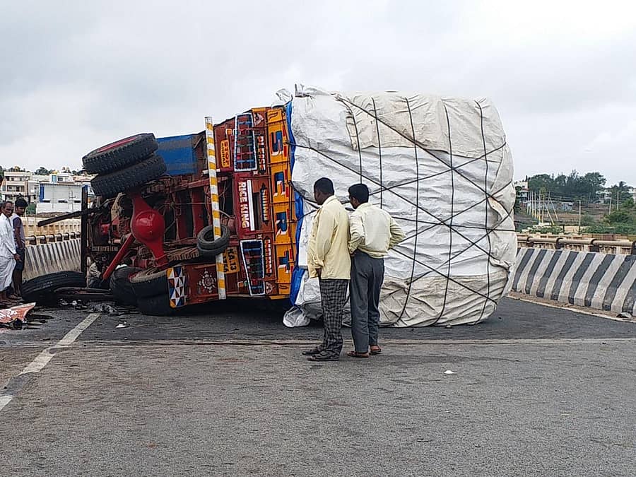 ಇಳಕಲ್ನಲ್ಲಿ ಹಾದು ಹೋಗಿರುವ ರಾಷ್ಟ್ರೀಯ ಹೆದ್ದಾರಿ 50ರಲ್ಲಿ ಅಪಘಾತವೊಂದರ ನೋಟ