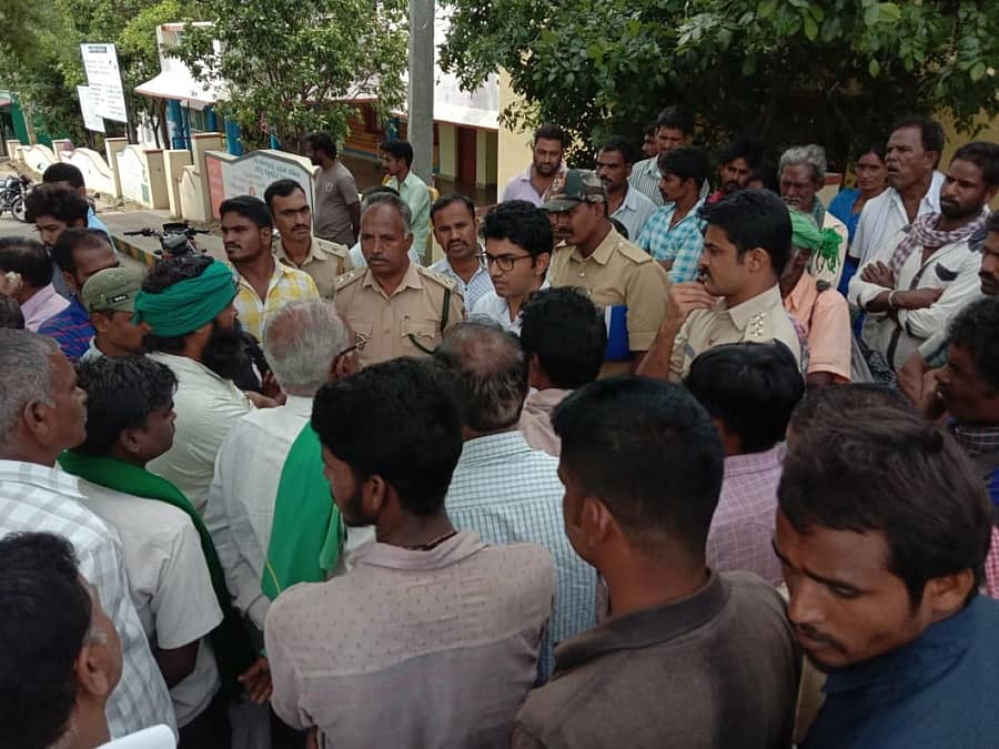 ಗೌರಮ್ಮ ಅವರ ಕುಟುಂಬಕ್ಕೆ ಪರಿಹಾರ ನೀಡಬೇಕು ಎಂದು ಆಗ್ರಹಿಸಿ ಪ್ರತಿಭಟನೆ ನಡೆಸುತ್ತಿದ್ದ ಸಂಬಂಧಿಕರು ಹಾಗೂ ರೈತರನ್ನು ಅರಣ್ಯ ಅಧಿಕಾರಿಗಳು ಮನವೊಲಿಸಲು ಯತ್ನಿಸಿದರು