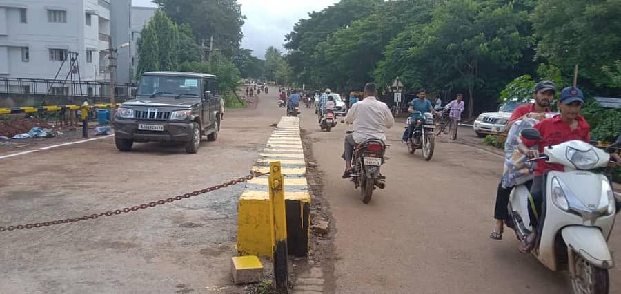 ಬೆಳಗಾವಿಯ ತಿಲಕವಾಡಿಯಲ್ಲಿರುವ ರೈಲ್ವೆ ಗೇಟ್ ರಸ್ತೆ ವಿಸ್ತರಿಸಲಾಗಿದೆ