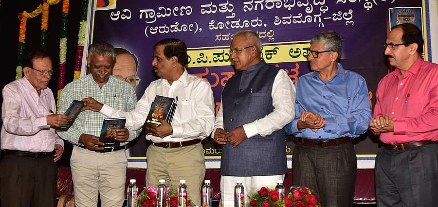 ಬರಹಗಾರ ಯು. ಪಿ. ಪುರಾಣಿಕ್ ಅವರ ಮೂರು ಪುಸ್ತಕಗಳನ್ನು ಮನು ಬಳಿಗಾರ್ ಬಿಡುಗಡೆ ಮಾಡಿದರು. ರವೀಂದ್ರ ಭಟ್ಟ, ಬೆಂಗಳೂರು ಸಿಟಿ ಕೊ ಆಪರೇಟಿವ್ ಬ್ಯಾಂಕ್ ಅಧ್ಯಕ್ಷ ಆರ್. ಆವಲಹಳ್ಳಿ ಚಂದ್ರಪ್ಪ, ಸಾಯಿರಾಮ ಹೆಗಡೆ, ಕರ್ಣಾಟಕ ಬ್ಯಾಂಕ್ ಉಪ ಪ್ರಧಾನ ವ್ಯವಸ್ಥಾಪಕ ಬಿ.ಎಸ್. ರಾಜಾ ಇದ್ದಾರೆ –ಪ್ರಜಾವಾಣಿ ಚಿತ್ರ