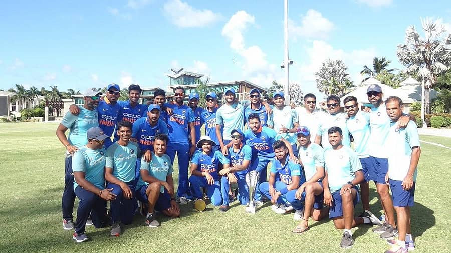 ವೆಸ್ಟ್‌ ಇಂಡೀಸ್‌ ‘ಎ’ ವಿರುದ್ಧದ ಏಕದಿನ ಕ್ರಿಕೆಟ್‌ ಸರಣಿ ಗೆದ್ದ ಭಾರತ ‘ಎ’ ತಂಡದವರು ಟ್ರೋಫಿಯೊಂದಿಗೆ ಸಂಭ್ರಮಿಸಿದರು –ಟ್ವಿಟರ್‌ ಚಿತ್ರ