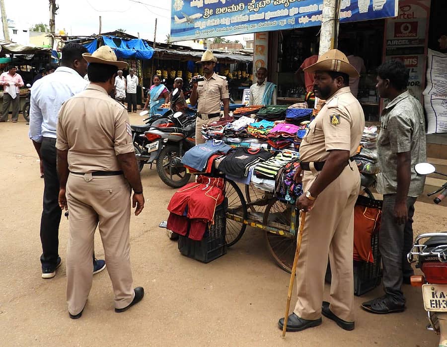 ವಿಜಯಪುರದಲ್ಲಿ ರಸ್ತೆಗಳಲ್ಲಿ ಇಟ್ಟುಕೊಂಡಿದ್ದ ಅಂಗಡಿಗಳನ್ನು ಕಾನ್ಸ್ಟೆಬಲ್ಗಳು ತೆರವುಗೊಳಿಸಿದರು