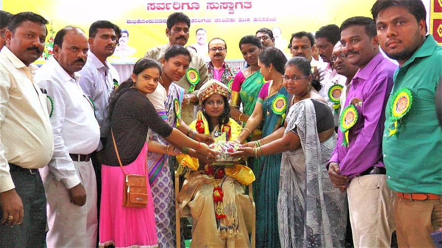 ಕರ್ನಾಟಕ ರಾಜ್ಯ ಸರ್ಕಾರಿ ನೌಕರರ ಸಂಘದ ಪದಾಧಿಕಾರಿಗಳು ಬಿ.ವಿ. ಅಶ್ವಿಜ ಅವರನ್ನು ಸೋಮವಾರ ಹೊಸಪೇಟೆಯಲ್ಲಿ ಸನ್ಮಾನಿಸಿದರು–ಪ್ರಜಾವಾಣಿ ಚಿತ್ರ