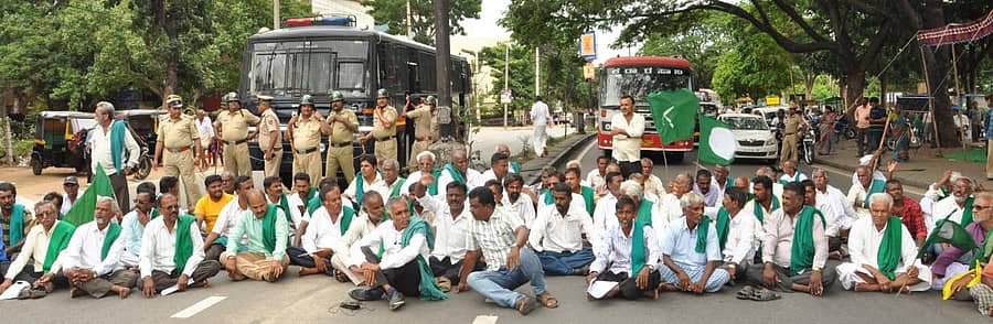 ಕರ್ನಾಟಕ ರಾಜ್ಯ ರೈತ ಸಂಘ (ಮೂಲ ಸಂಘಟನೆ)ದ ಕಾರ್ಯಕರ್ತರು ಸೋಮವಾರ ಮಂಡ್ಯದ ವಿಶ್ವೇಶ್ವರಯ್ಯ ಪ್ರತಿಮೆ ಮುಂಭಾಗದಲ್ಲಿ ಬೆಂಗಳೂರು–ಮೈಸೂರು ರಾಷ್ಟ್ರೀಯ ಹೆದ್ದಾರಿ ತಡೆದು ಪ್ರತಿಭಟಿಸಿದರು