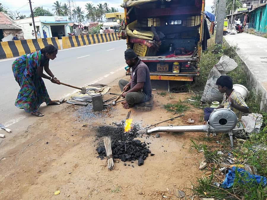 ಕುಲುಮೆಯಲ್ಲಿ ನಿರತರಾಗಿರುವ ಶಾಂತಾಬಾಯಿ