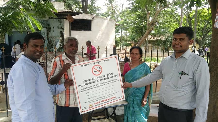 ಮಾಗಡಿ ಆರ್‌.ಆರ್‌.ರಸ್ತೆಯಲ್ಲಿ ತಂಬಾಕು ಉತ್ಪನ್ನಗಳ ನಿಷೇಧದ ಬಗ್ಗೆ ತುಕಾರಾಮ್‌ ಅರಿವು ಮೂಡಿಸಿದರು