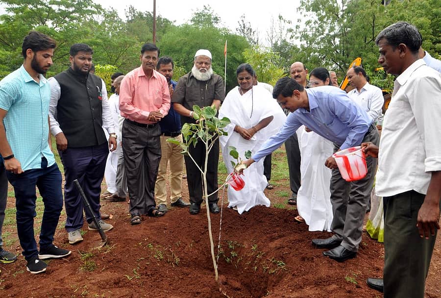 ನೀರು ಉಳಿಸಿ ಜಗತ್ತು ಉಳಿಸಿ, ನಿಸರ್ಗ ಉಳಿಸಿ ಅಭಿಯಾನ ಪ್ರಯುಕ್ತ ಬೀದರ್ನ ಬಸವಗಿರಿಯಲ್ಲಿ ಜಿಲ್ಲಾ ಪಂಚಾಯಿತಿ ಮುಖ್ಯ ಕಾರ್ಯನಿರ್ವಹಣಾಧಿಕಾರಿ ಮಹಾಂತೇಶ ಬೀಳಗಿ ಸಸಿ ನೆಟ್ಟರು. ಅಬ್ದುಲ್ ಖದೀರ್, ಅಕ್ಕ ಅನ್ನಪೂರ್ಣ, ರಮೇಶ ಮಠಪತಿ ಇದ್ದರು
