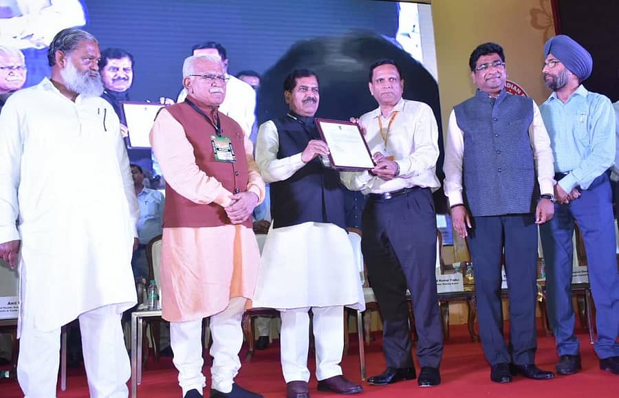 ರೈಲ್ವೆ ಖಾತೆ ರಾಜ್ಯ ಸಚಿವ ಸುರೇಶ ಅಂಗಡಿ ಅವರಿಂದ ಪ್ರಶಸ್ತಿ ಸ್ವೀಕರಿಸಿದ ಅಜಯ ಕುಮಾರ ಸಿಂಗ್ (ಬಲದಿಂದ ಮೂರನೆಯವರು)